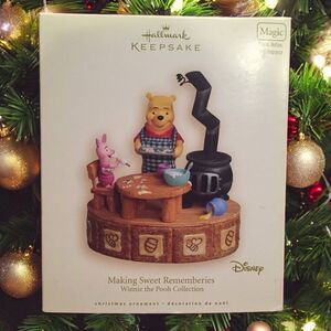 Hallmark Winnie The‎ Pooh Collection Making Sweet Rememberies